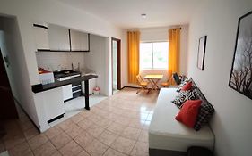 Loft central, cozinha e sala